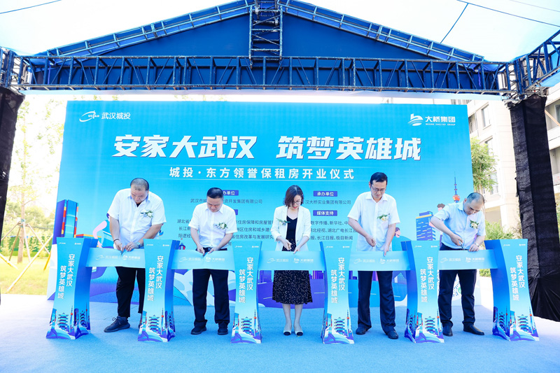 1689899245172544.jpg 加入向导嘉宾为项目开业剪彩.jpg